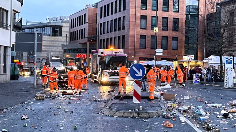 Mitarbeiter der Straßenreinigung machen nach dem Rosenmontagszug die Mainzer Innenstadt wieder sauber.