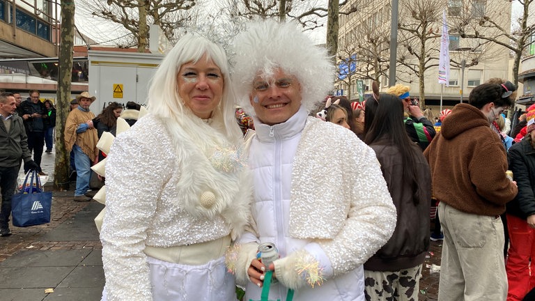 Susi und Steffen aus Oberursel sind als Schneeflocken unterwegs - mit eisblauen Kontaktlinsen!