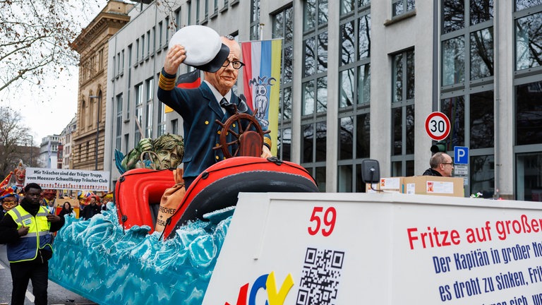 Motivwagen beim Mainzer Rosenmontagszug mit Friedrich Merz als Kapitän