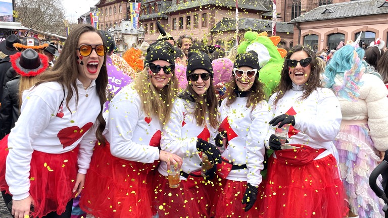 Eine Konfetti-Gruppe aus Crailsheim beim Rosenmontagszug in Mainz 2026.