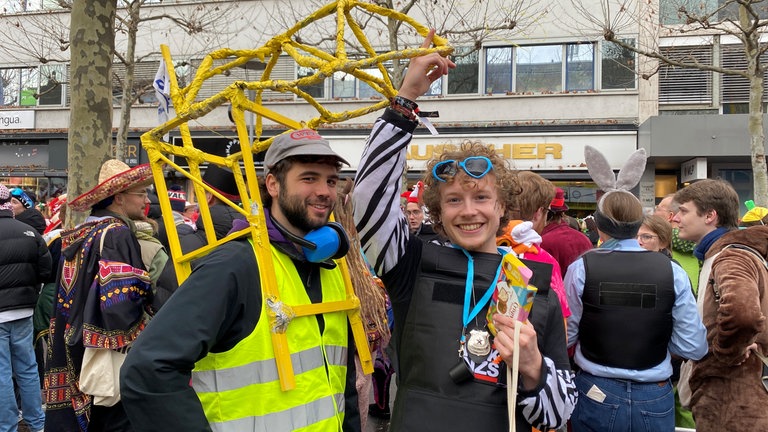 Passend zu den vielen Baustellen in Mainz hat sich Narr Louis (links) als Kran verkleidet - wegen der Kälte macht die Konstruktion allerdins etwas schlapp.