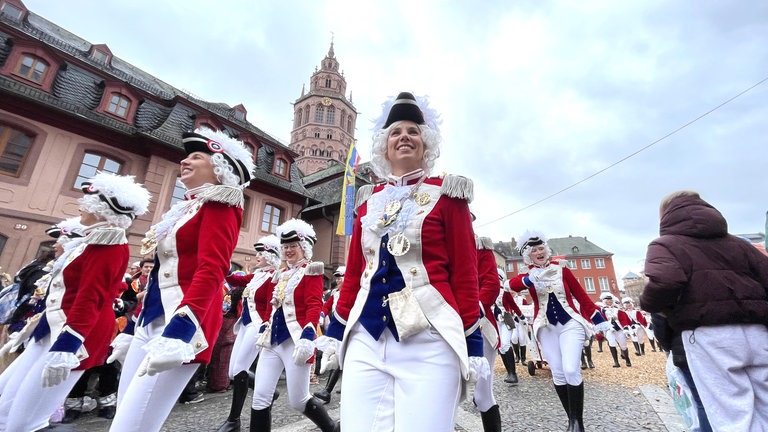 Das Mainzer Amazonen Corps läuft als Nummer 42 beim Mainzer Rosenmontagszug mit - als eine von zwei reinen Frauengarden.