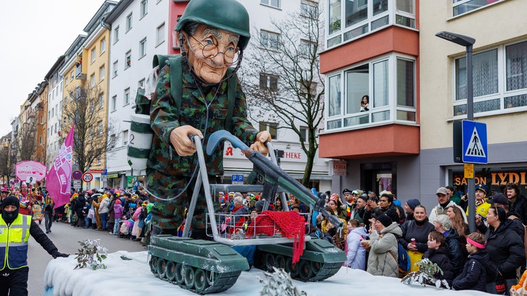 Motivwagen des MCV beim Mainzer Rosenmontagszug (Aktivrente und Wehrpflicht)