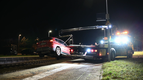 In Ockenheim (Kreis Mainz-Bingen) ist am Abend des Rosenmontags ein Auto auf die Gleisen gerollt.
