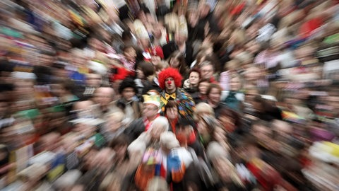 Zoom auf eine Menschenmenge bei der Fastnacht in Mainz. Ein Super-Recognizer der Polizei hat am Rosenmontag in Mainz zwei Personen entdeckt, die nicht dort sein durften