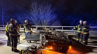 Ein Mercedes AMG liegt auf dem Dach auf der B40 bei Mainz. Der Sportwagen hat sich wohl wegen zu hoher Geschwindigkeit überschlagen