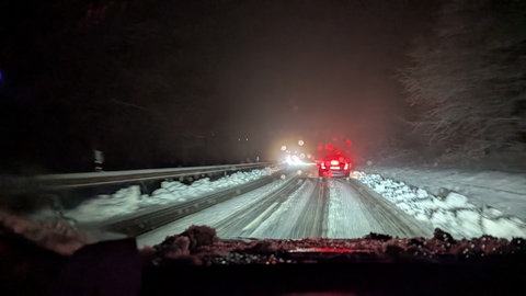Auf einer Landesstraße im Kreis Alzey-Worms liegt am Donnertagmorgen dichter Schnee