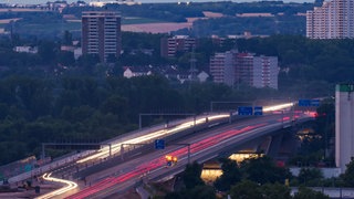 Die Autobahn 643 von Wiesbaden nach Mainz in der Dämmerung mit Blick auf die Mainzer Rheinseite.