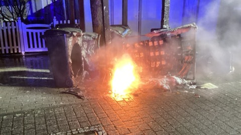 Ein brennender Stromverteilerkasten.