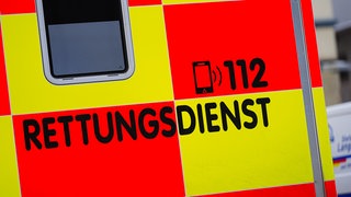 Feuerwehr und Rettungsdienst mussten sich in Norheim um einen Jugendlichen kümmern, der von der Auenbrücke gestürzt war.
