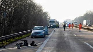 Bei einem schweren Autounfall auf der A61 bei Gau-Bickelheim in Rheinhessen wurden mehrere Meschen verletzt. Die Autobahn musste in Fahrtrichtung Koblenz gesperrt werden. 