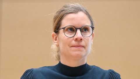 Frau in einem Gerichtssaal des Bundesgerichtshofs in Karlsruhe. Die Frau aus Mainz klagt gegen den Impfstoffhersteller AstraZeneca wegen eines Impfschadens nach einer Corona-Impfung