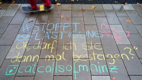 Die Mitglieder von Catcall kreiden sexuelle Belästigung an: Hier haben sie in Mainz eine verbale sexuelle Belästigung mit Kreide auf den Gehweg geschrieben. 