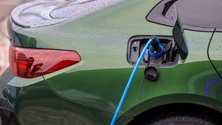 Ein Elektrofahrzeug lädt an einer Ladesäule.