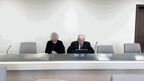 Ein Angeklagter sitzt im Landgericht Bad Kreuznach neben seinem Anwalt. Ihm wird vorgeworfen, Wein vermischt zu haben.