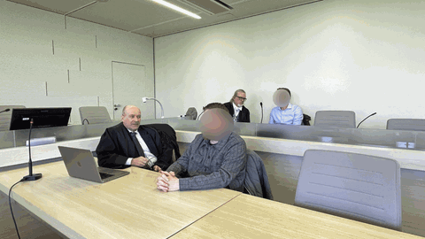 Zwei Angeklagte sitzen im Gerichtssaal in Bad Kreuznach. Sie hatten Wein gemischt, das aber nicht angegeben. 