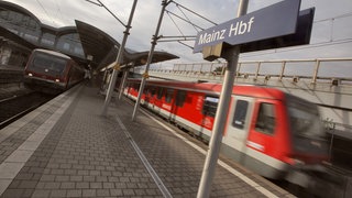 Im Mainzer Hauptbahnhof fährt eine S-Bahn ein (Symbolbild).