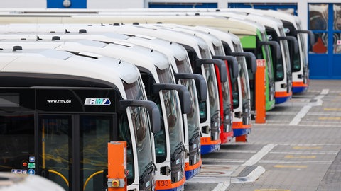 Busse im Depot der ESWE in Wiesbaden - das Busunternehmen findet den Diebstahl des Busses gar nicht witzig. 