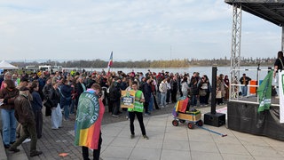 Demonstranten auf derr Fridays for future Veranstaltung am Mainzer Rheinufer