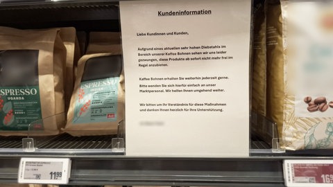 Per Zettel weist ein Mainzer Supermarkt darauf hin, dass wegen Diebstahls der Kaffee künftig weggeschlossen werde.