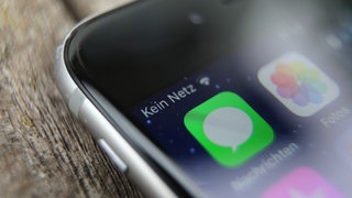 Ein Handy, das angzeigt: "Kein Netz". (Symbolbild) Die Stadt Mainz hat eine Notfallversorgung eingerichtet, falls Telefon-und Mobilfunknetzt ausfallen. 