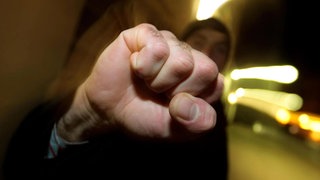 Ein Mann schlägt mit einer Faust zu. (Symbol) In Mainz hat eine Autofahrer einen Fußgänger attackiert und niedergeschlagen. 