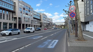 Auf der Rheinstraße am Mainzer Rathaus steht ein Schild mit einer Geschwindigkeitsbegrenzung von 40 kmh. Markierungen mit 30 auf der Fahrbahn sind übermalt