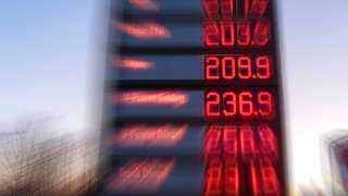 Eine Preistafel an der Tankstelle. (Symbolbild) Wegen der hohen Spritpreise führt der Kreis Alzey-Worms eine Kraftstoffzuschlag pro Taxifahrt ein. 