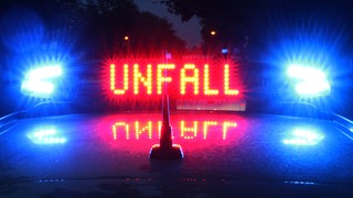 Ein Polizeiwagen mit der Leucht-Anzeige "Unfall". 