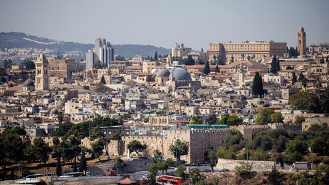 Die Altstadt von Jerusalem aufgenommen im Jahr 2023. Zu sehen ist unter anderem das christliche Viertel mit der deutschen evangelischen Erlöserkirche. 