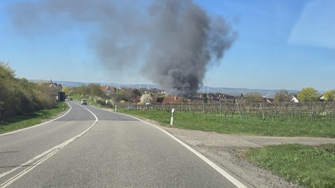 Die Rauchsäule über dem brennenden Weingut in Wörrstadt war weithin sichtbar.