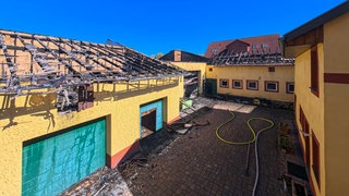 Blick in den Hof mit der ausgebrannten Lagerhalle und den dazugehörigen Gebäuden. In dem Weingut in Wörrstadt war ein Feuer ausgebrochen.