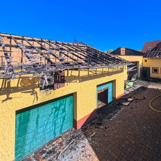 Blick in den Hof mit der ausgebrannten Lagerhalle und den dazugehörigen Gebäuden. In dem Weingut in Wörrstadt war ein Feuer ausgebrochen.