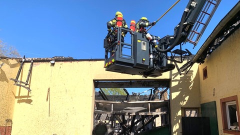 Feuerwehrleute im Einsatz bei dem Brand auf einem Weingut in Wörrstadt.