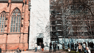 Ein Teil der Außenfassade des Wormser Doms musste für die Arbeiten eingerüstet werden. 