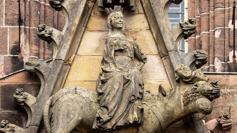Die mehr als 700 Jahre alte Figur "Ecclesia" an der Südfassade des Wormser Doms droht herunterzufallen. Sie muss abmontiert werden. 