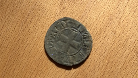 Diese alte Münze wurde bei der Ecclesia-Figur am Wormser Dom gefunden.