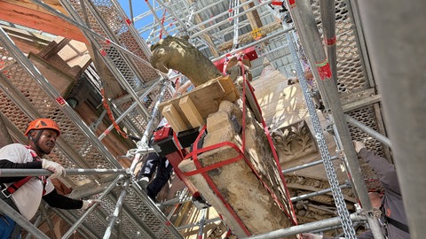 Die Bergung der Ecclesia-Figur vom Sockel am Südportal war aufwendig. Die anderthalb Tonnen schwere Figur musste mit einem Seilzug herabgelassen werden.