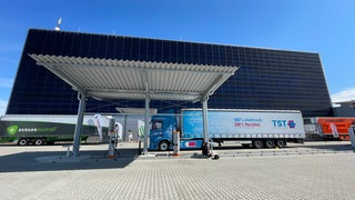 Die riesige Photovoltaikwand liefert Strom für die E-Lkw