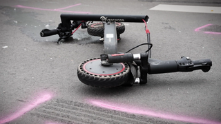 Ein E-Scooter liegt auf dem Boden. (Symbol) Im hessischen Rüdesheim ist ein Mann aus Mainz mit einem E-Scooter am Rheinufer abgestürzt und tödlich verunglückt (Symboldbild)