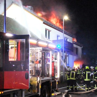 Feuerwehr löscht brennenden Dachstuhl - Haus in Spabrücken ist unbewohnbar