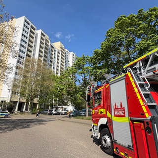 In diesem Hochhaus in Mainz-Gonsenheim hat es gebrannt. Ursache war ein technischer Defekt in der Aufzuganlage