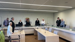 Gerichtssaal in Bad Kreuznach. Gegen einen 70-Jährige findet im Landgericht ein Mordprozess statt. Er soll seine Ex-Freundin mit einem Hammer erschlagen haben