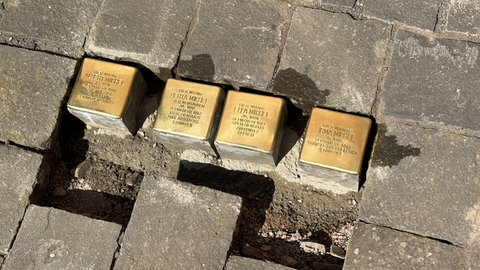 Vier Stolpersteine sind gerafe in das Pflaster vor dem Wohnhaus der Familie Michel eingesetzt worden