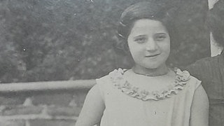 Ein Schwarz-Weiß-Foto von Ella Michel aus Westhofen. Sie hat als einzige aus ihrer jüdischen Familie den Holocaust überlebt