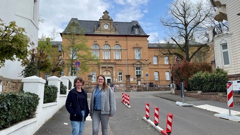 Die Schulelternbeirätin Nora Haase-Aschoff (li) und Yvonne Hey (re) vor der Hofgartenschule in Bad Kreuznach.