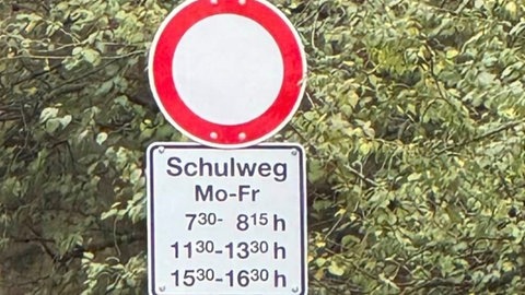 Dieses Schild stand am Anfang der Schulstraßen rund um die Hofgartenschule und verbot den Autofahrern zu gewissen Zeiten durchzufahren. 