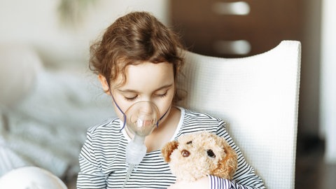 Ein Mädchen mit einer Sauerstoffmaske. (Symbolbild) Das Kinderpalliativteam Mainz hat dringend Pflegekräfte gesucht, jetzt haben sich neue Mitarbeitende gefunden.