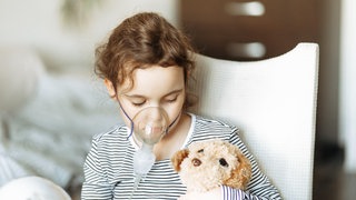 Ein Mädchen mit einer Sauerstoffmaske. (Symbolbild) Das Kinderpalliativteam Mainz hat dringend Pflegekräfte gesucht, jetzt haben sich neue Mitarbeitende gefunden.