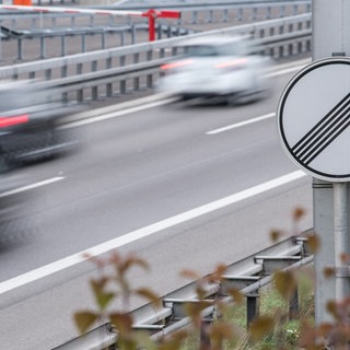Autos fahren mit hoher Geschwindigkeit auf der Autobahn. In Mainz standen zwei Männer vor Gericht, weil sie über die A63 gerast waren